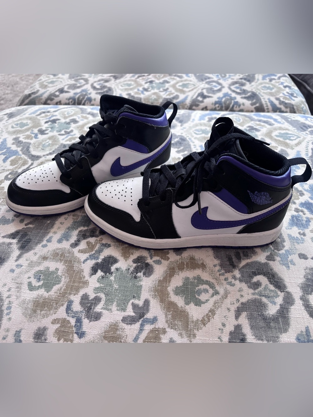 Like new! Nike AIR JORDAN Mid-Top Sneakers in Black, White & Purple